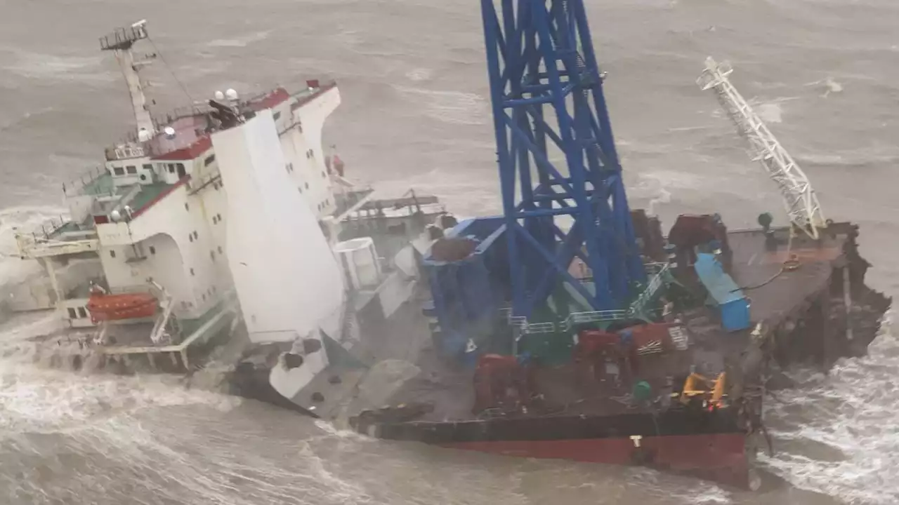 Schip breekt in tweeën voor kust Hongkong, 27 vermisten