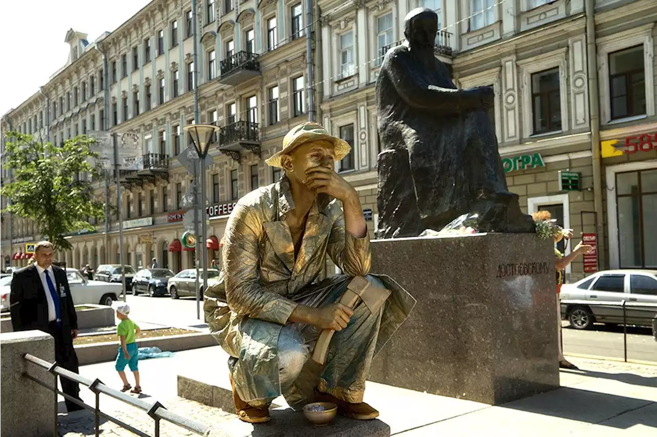 На водных каналах Санкт-Петербурга заметили Достоевского с Раскольниковым - Российская газета