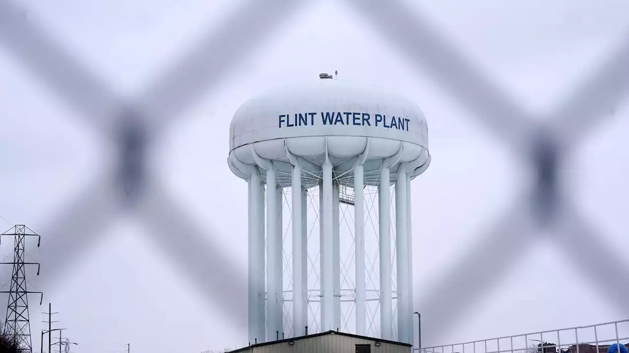 Prosecutors seek to keep charges alive in Flint water crisis