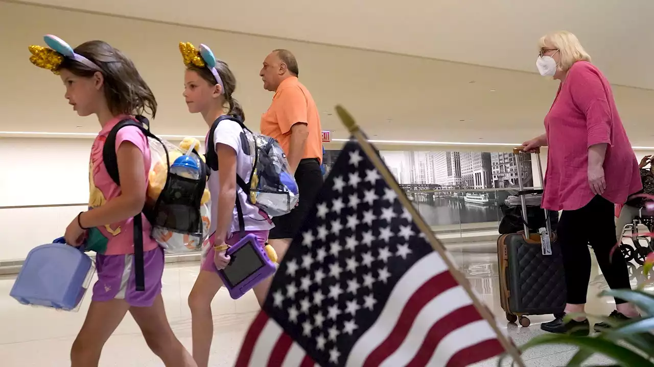 Pre-Pandemic Sized Crowds Descend on US Airports for Holiday