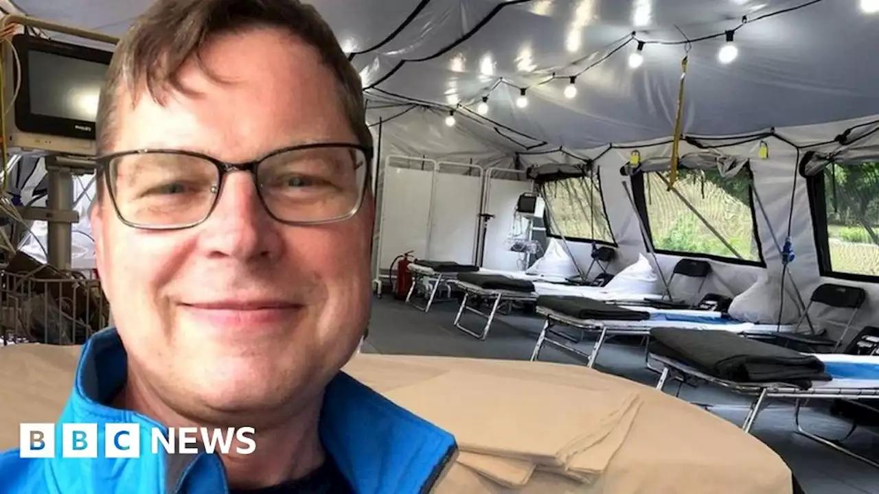 Ukraine: Scottish surgeon helps set up field hospital