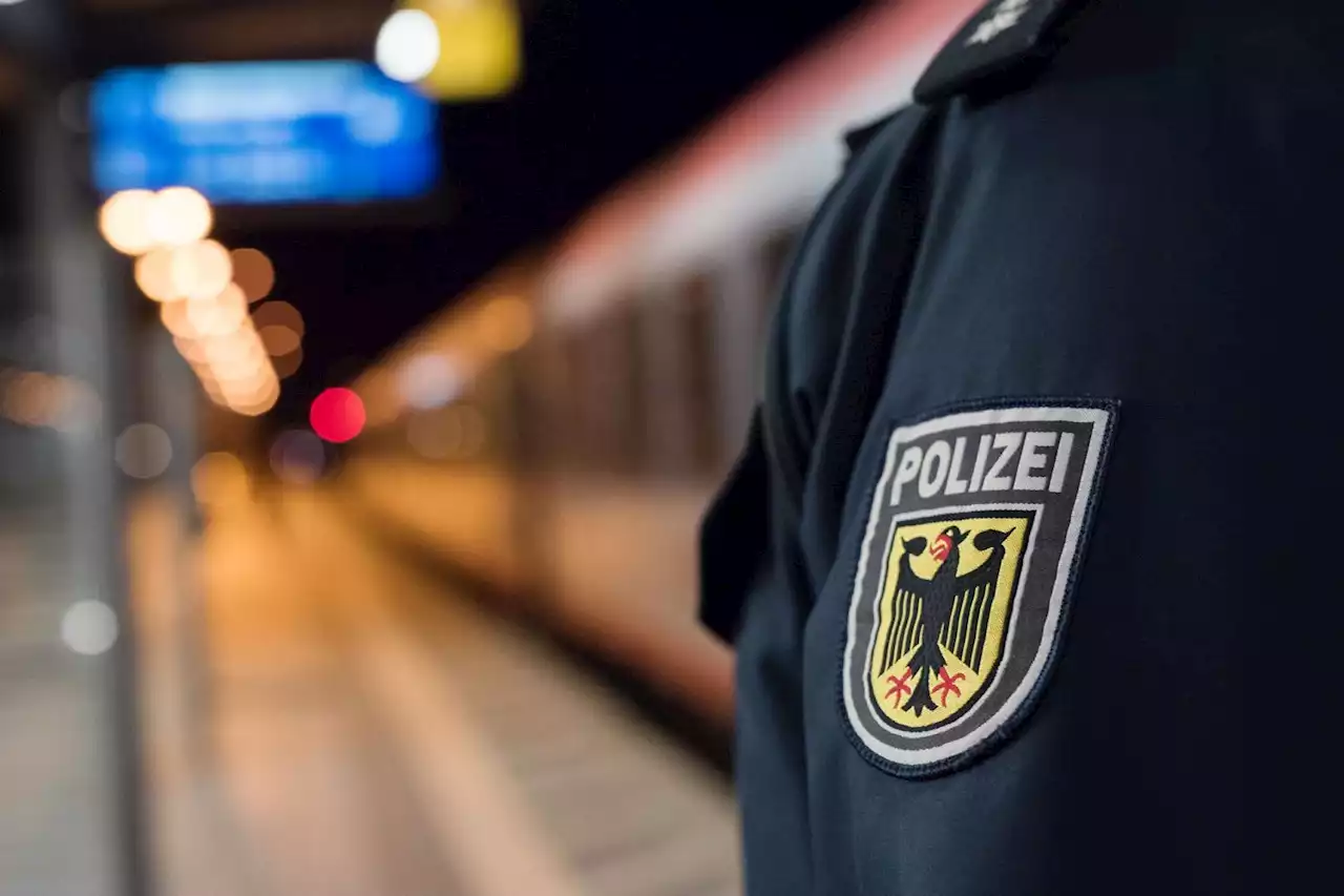 Jugendlichen auf der Oberschenkelinnenseite und am Gesäß angefasst - Bundespolizei ermittelt wegen sexueller Belästigung