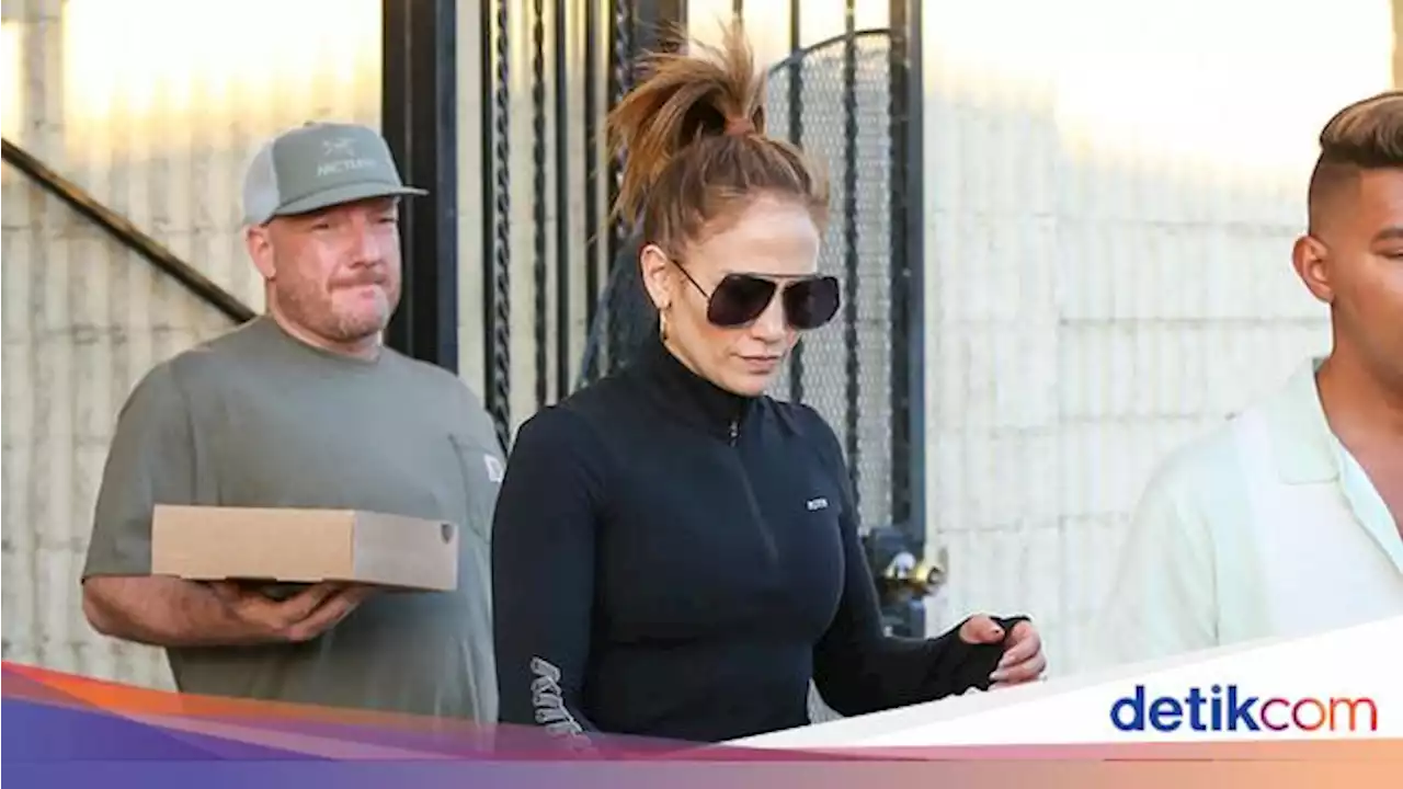 Gaya Santai Jennifer Lopez Pakai Celana Ketat Kulit Buaya