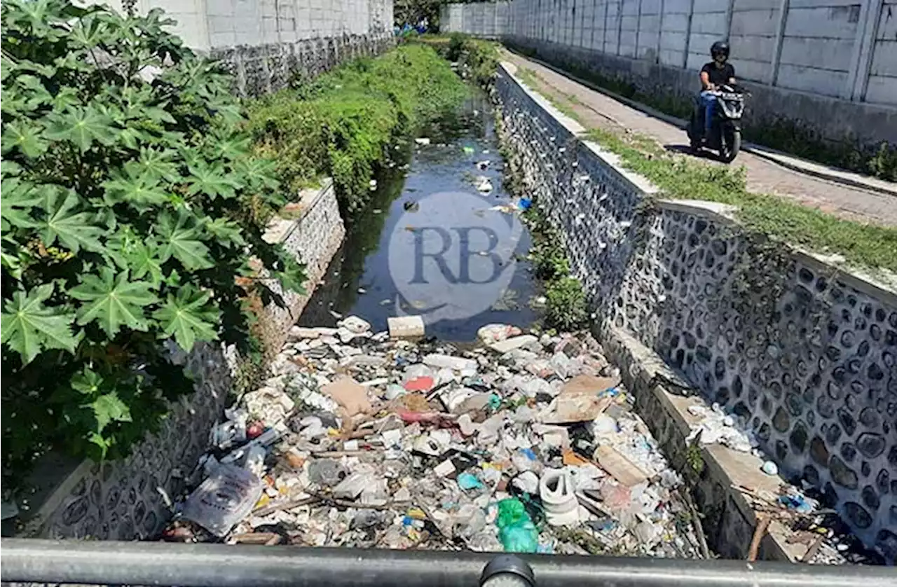 Muara Kali Banger Probolinggo Juga Dipenuhi Sampah