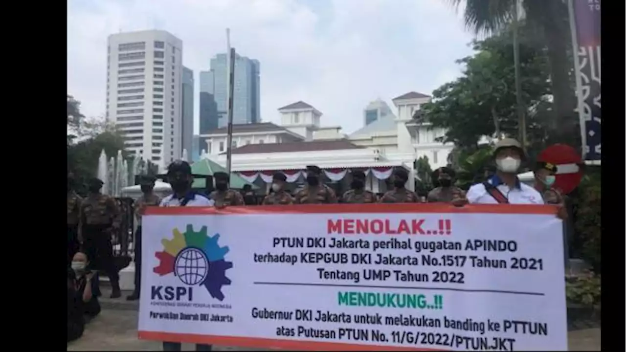 Buruh Demo di Balai Kota, Minta Anies Ajukan Banding Atas Putusan PTUN Soal UMP 2022