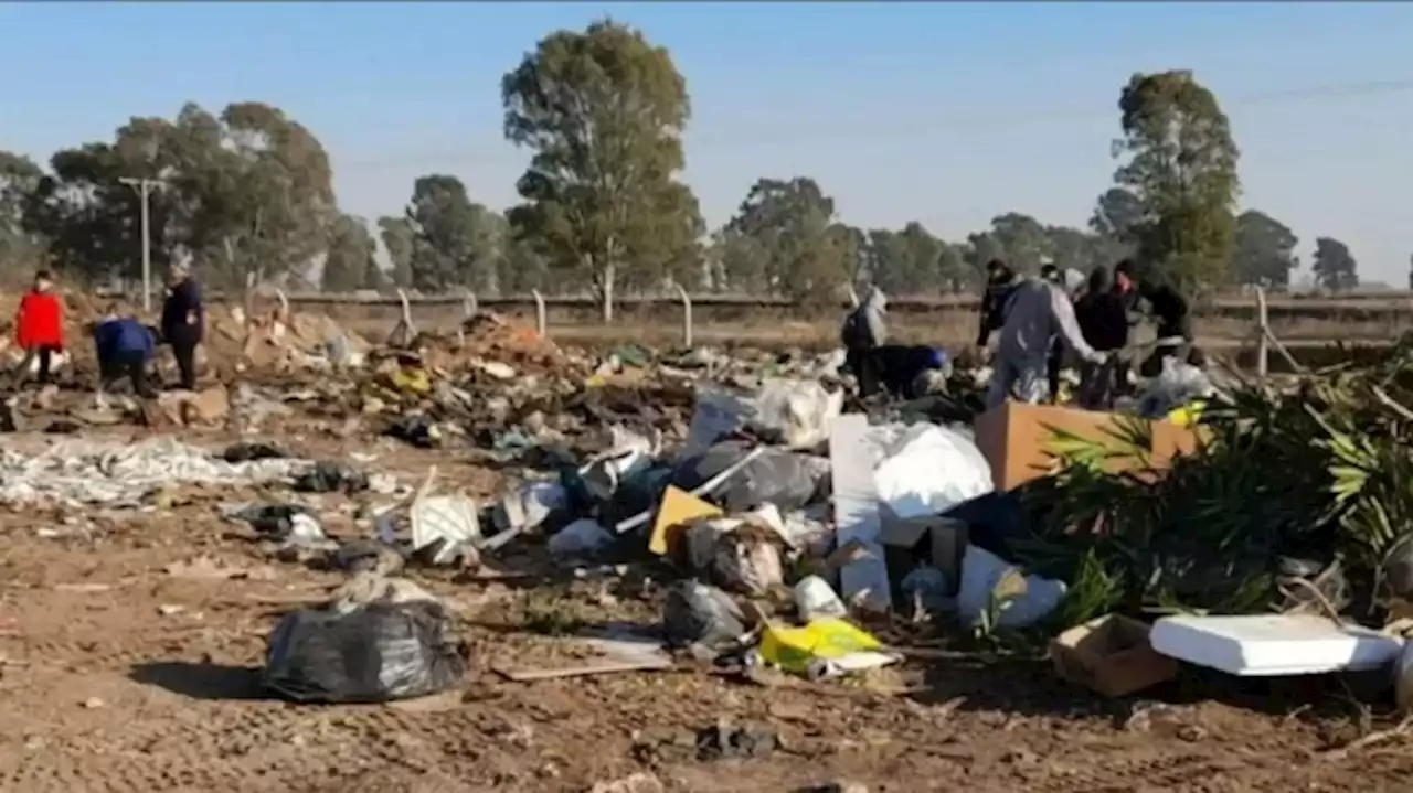 Continúan encontrando dólares en el basural de Las Parejas