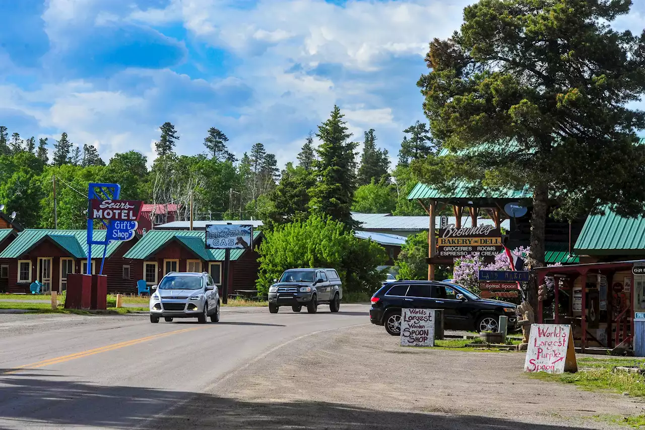 Pickup driver hits family in Montana, kills 2 with shotgun