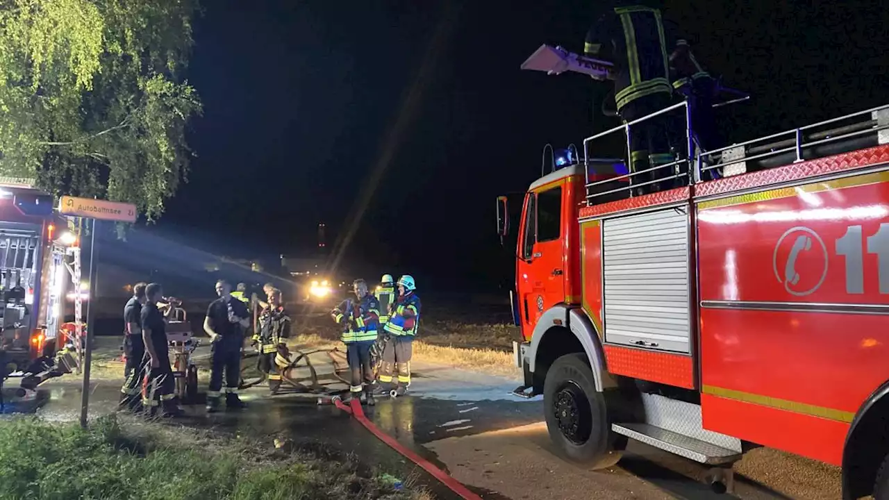 Brand auf Getreidefeld: Rauch zieht Richtung A8