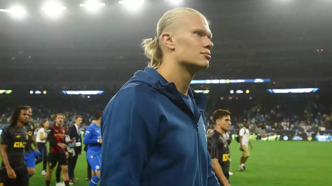 Erling Haaland beim ersten Test von Manchester City auf der Bank