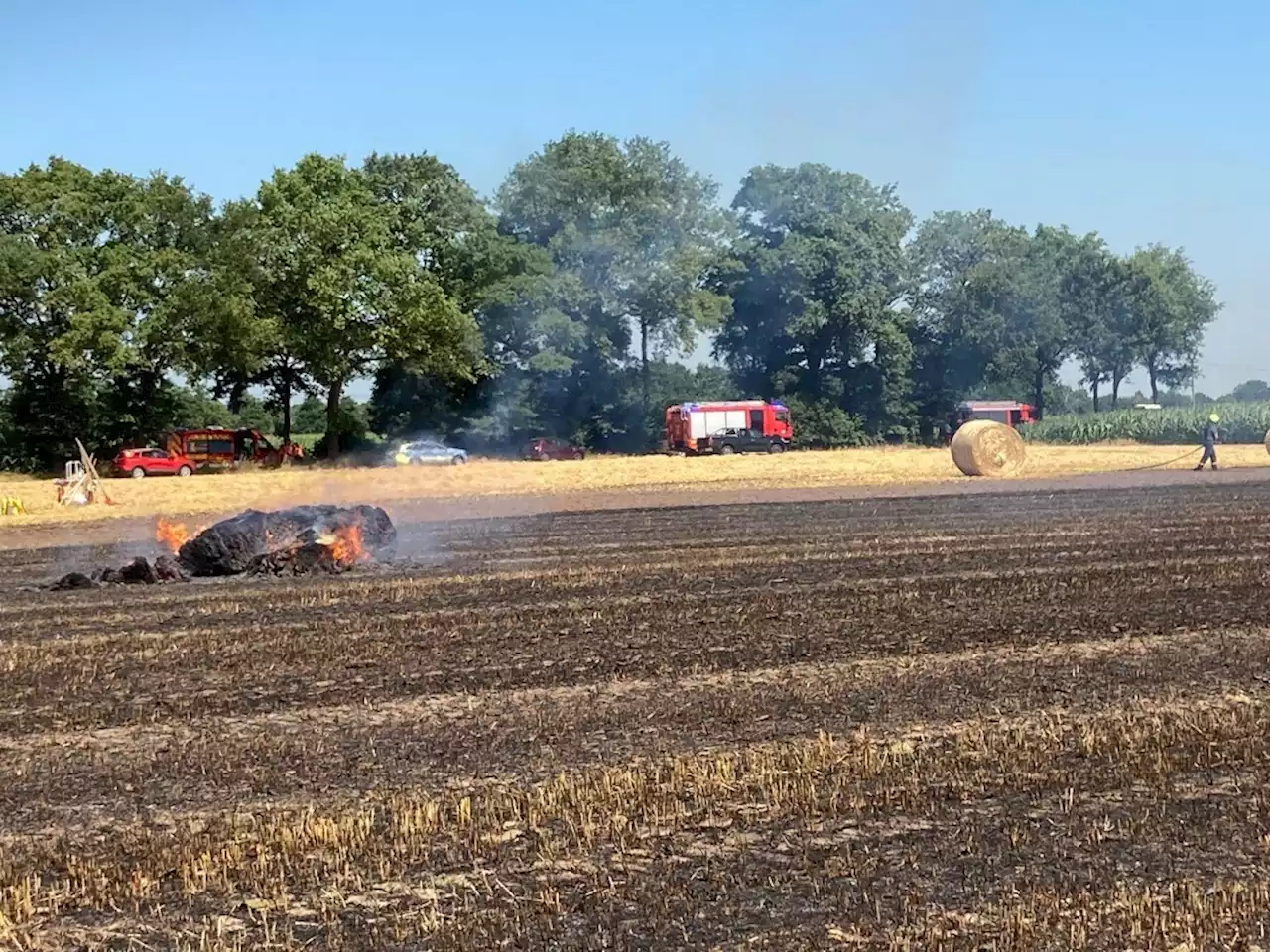 Brand einer Ballenpresse auf einem Acker