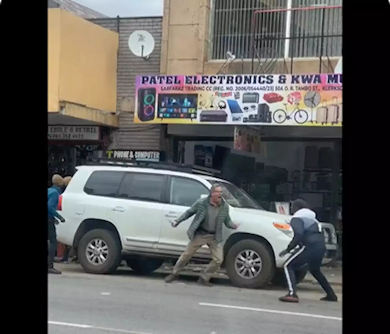 WATCH: Man scares off gang with a knife in Klerksdorp