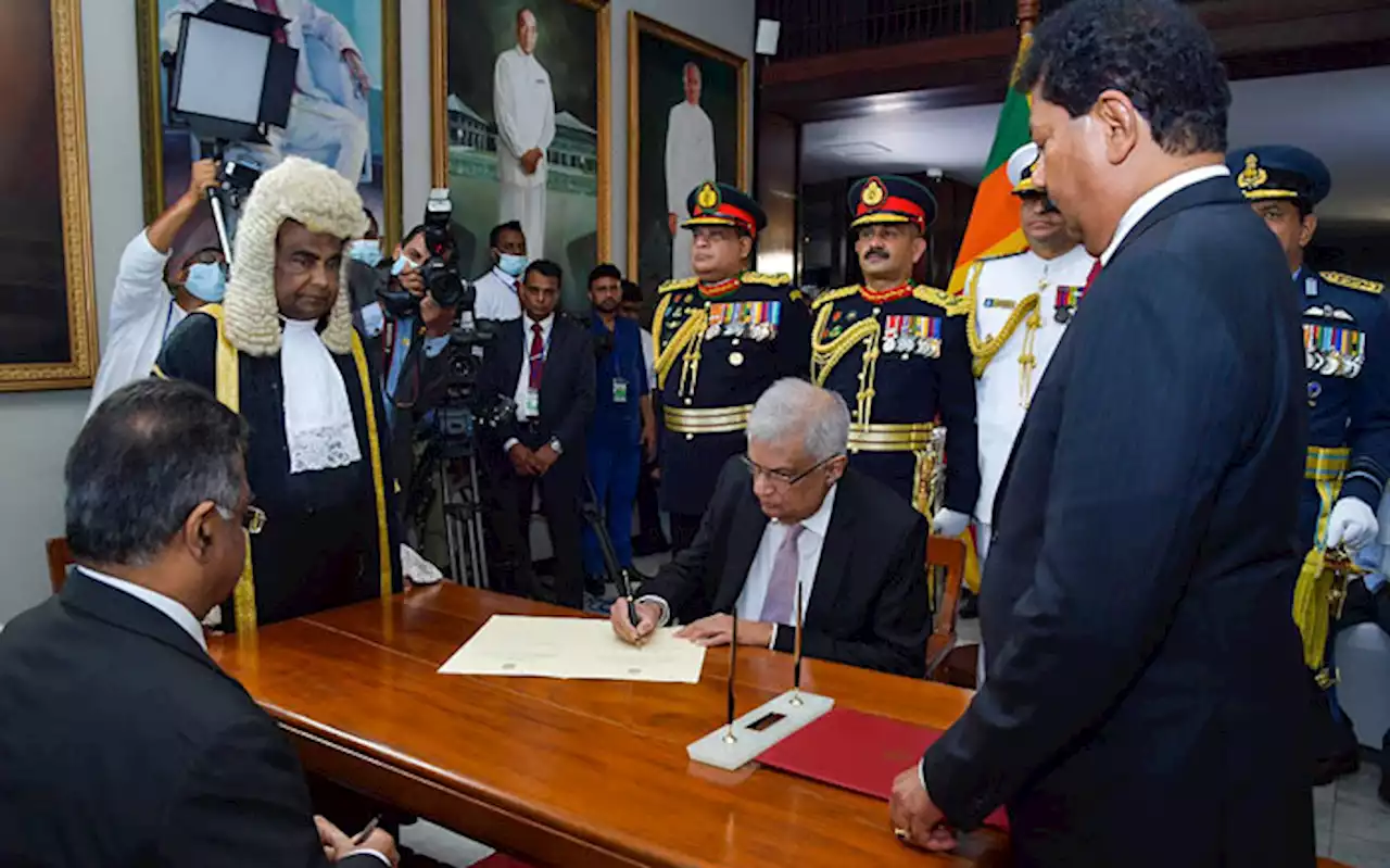 New Sri Lanka president sworn in eyeing unity government