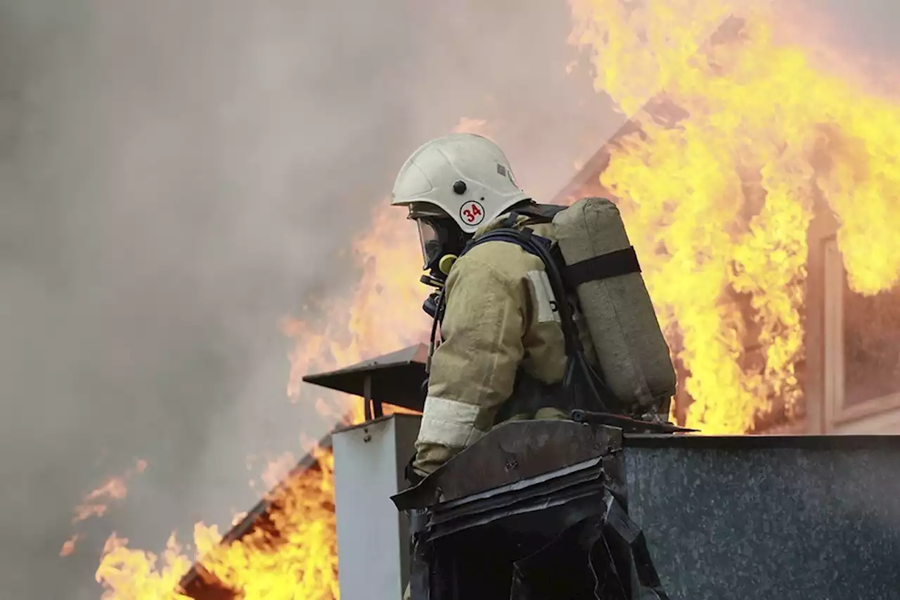 На Ленинском проспекте в Москве горит крыша жилого дома площадью в тысячу квадратных метров