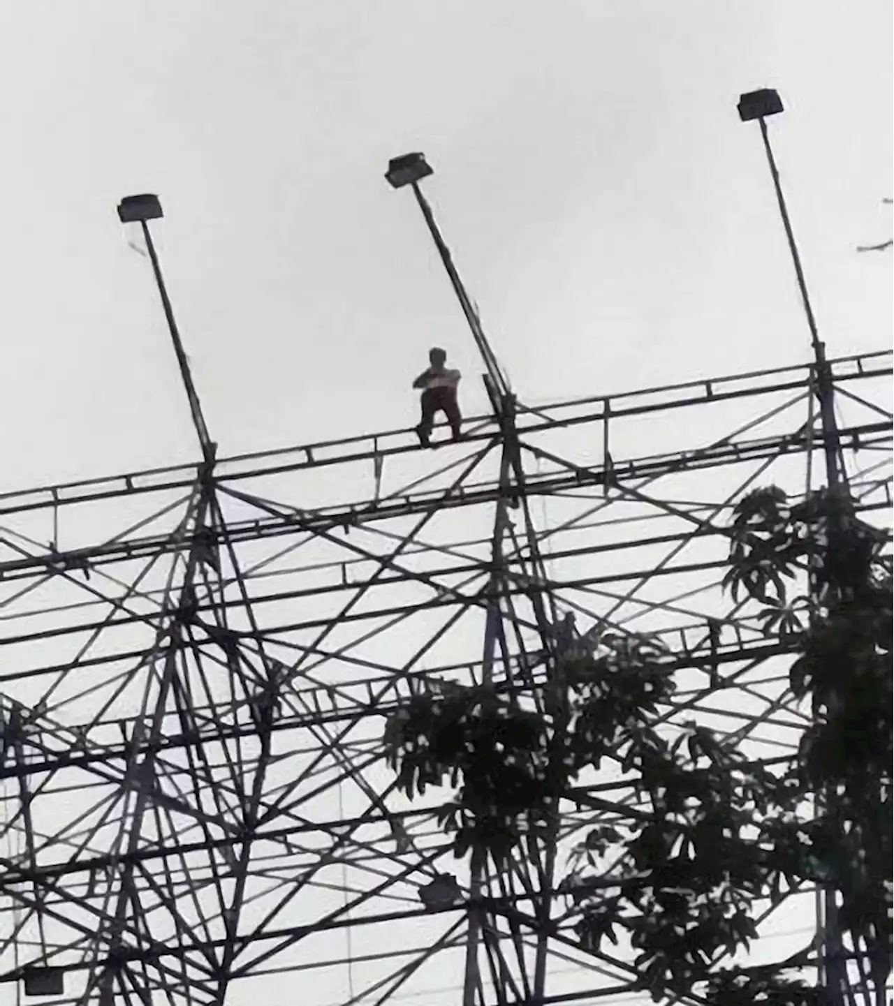 Man climbs billboard in ‘suicide attempt’ in Muntinlupa