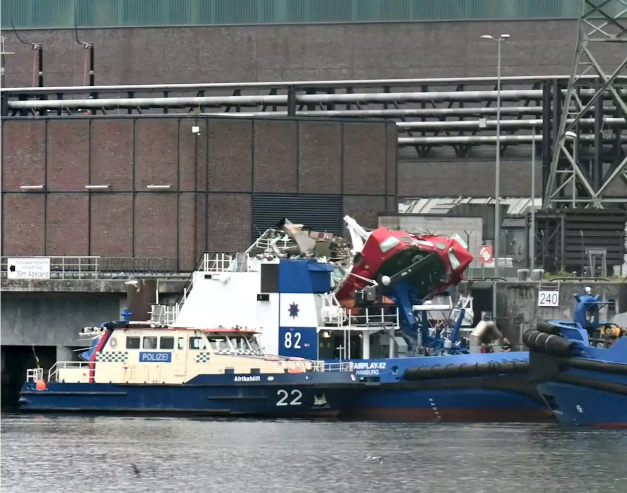 Schlepper rammt Brücke im Hamburger Hafen