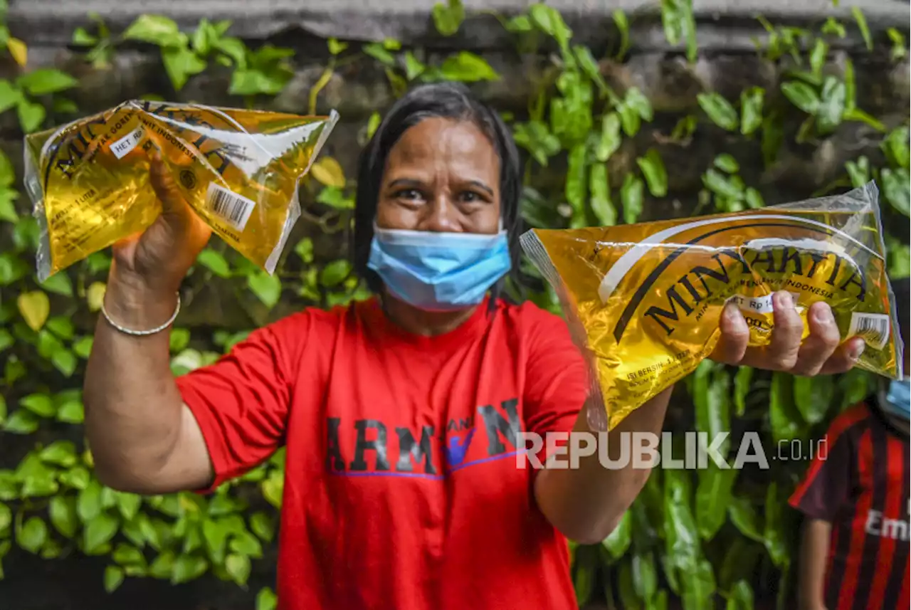 Masyarakat Wondama, Papua, Nikmati Minyak Goreng Murah Bersubsidi |Republika Online