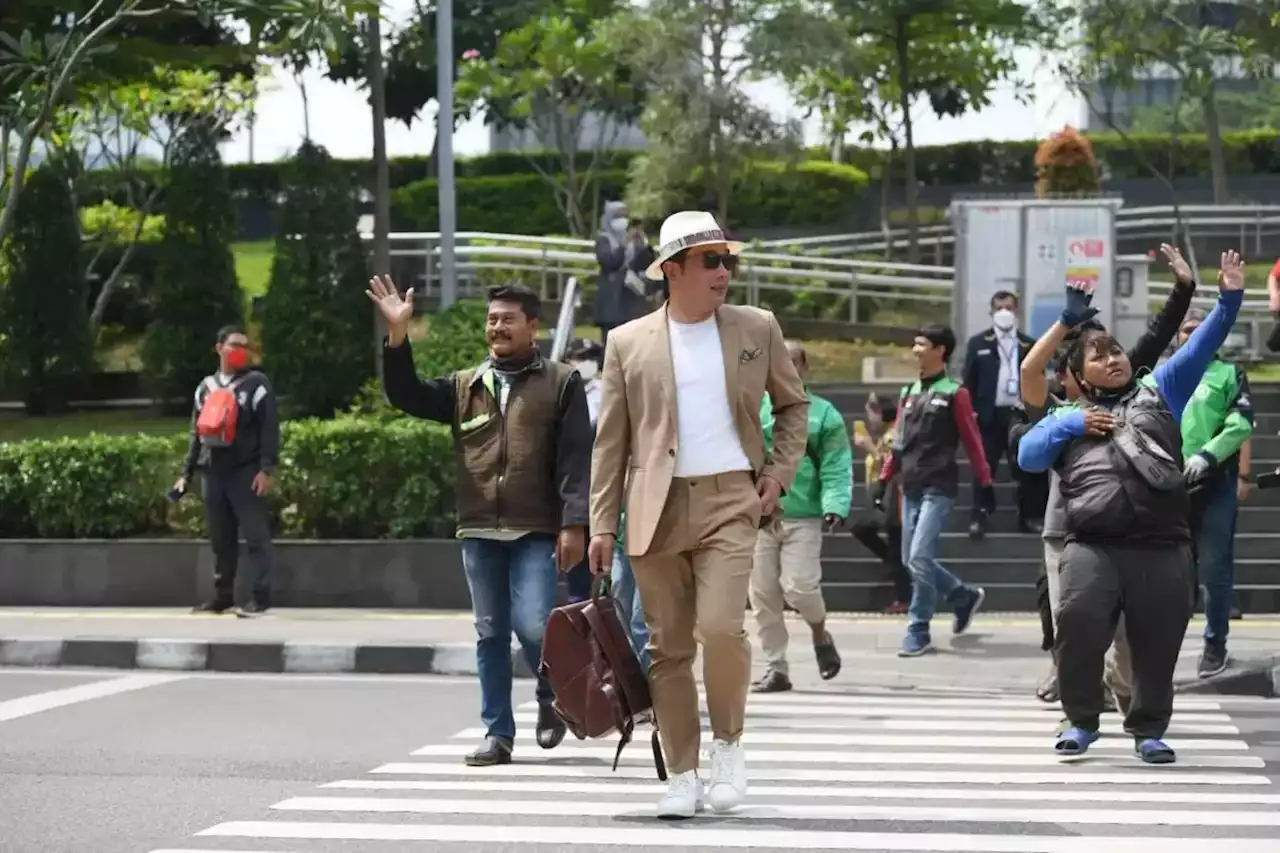 FOTO: Intip Gaya Ridwan Kamil Ikut Citayam Fashion Week Bareng Ojol