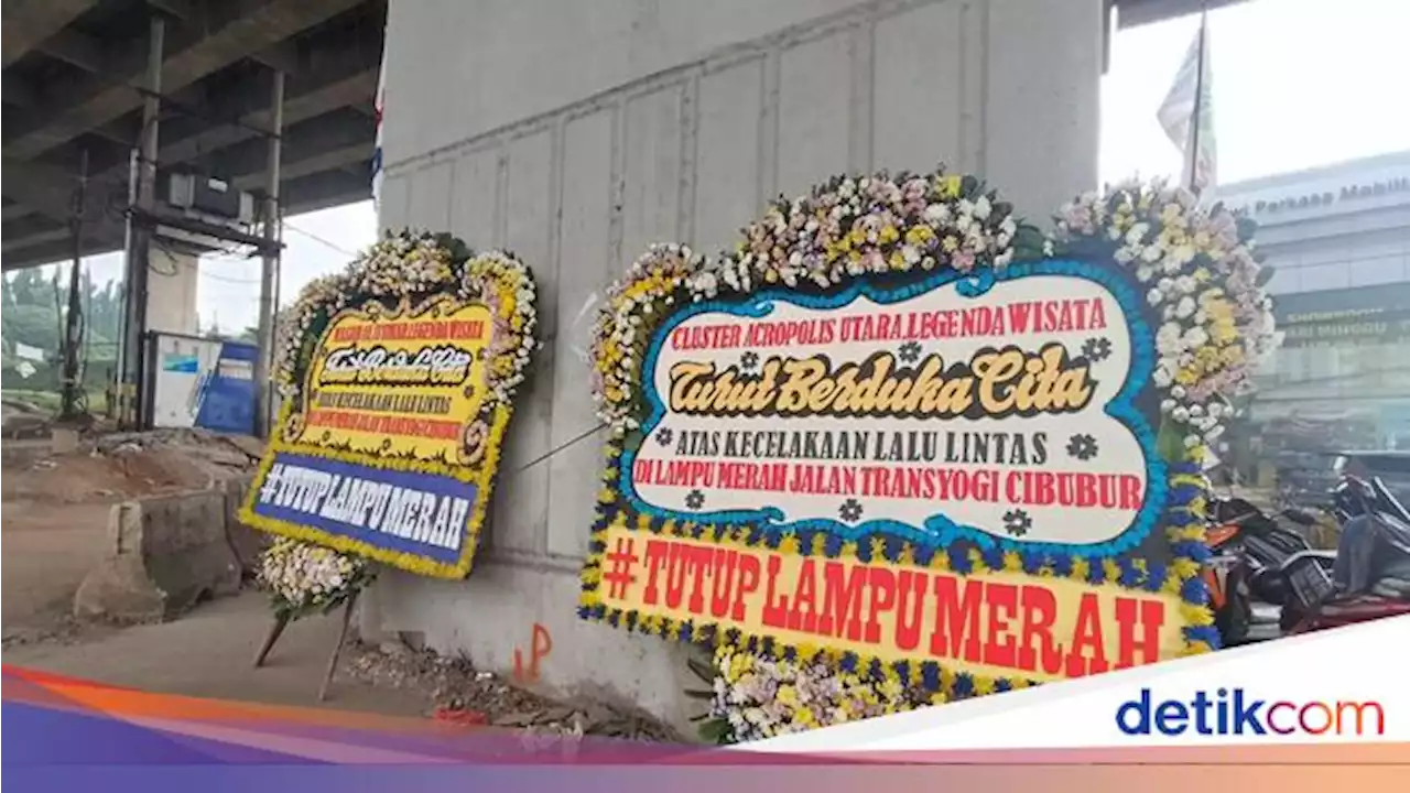 Karangan Bunga 'Tutup Lampu Merah' Hiasi TKP Kecelakaan Maut Cibubur