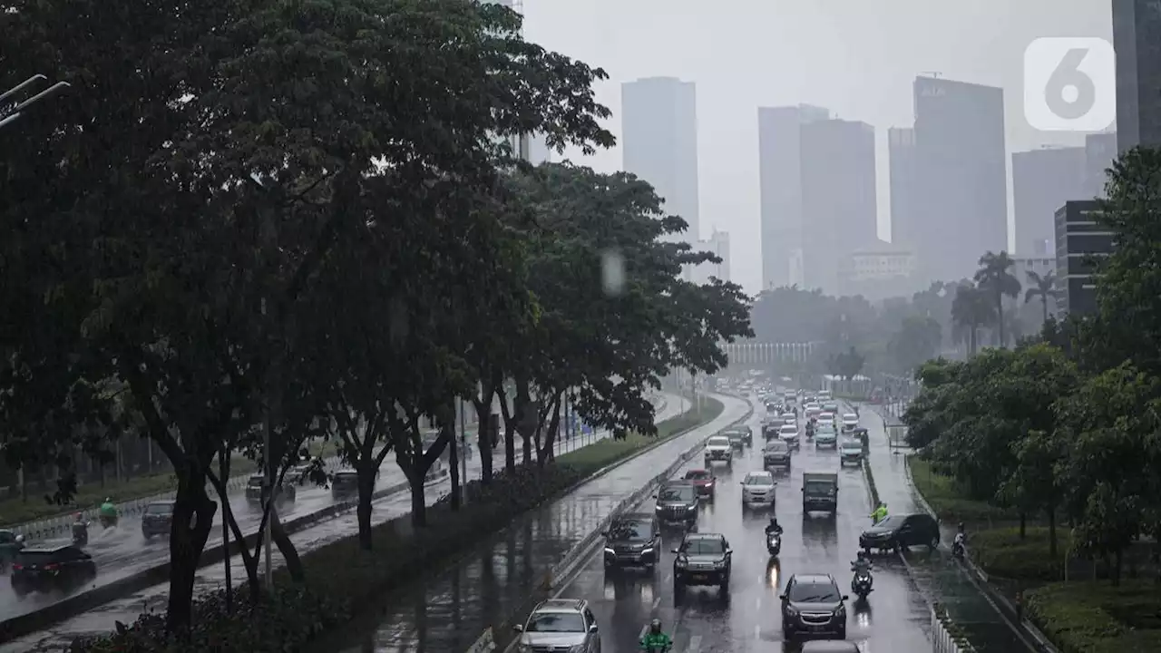 Cuaca Besok Sabtu 23 Juli 2022: Langit Pagi Jakarta Diguyur Hujan