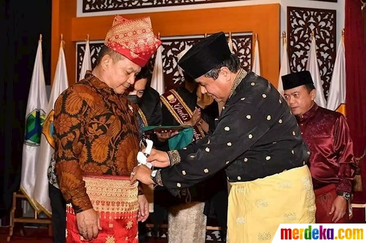 Foto : Dapat Gelar Datuk, Kasad Dudung Jadi Anggota Kehormatan Lembaga Adat Melayu | merdeka.com