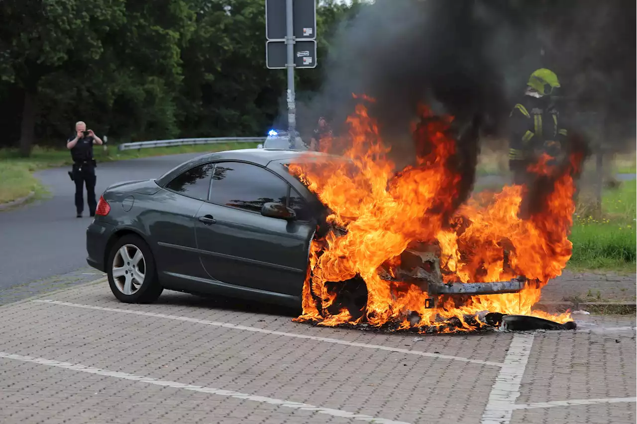 Autobahn Richtung Hamburg: Cabrio fängt während der Fahrt Feuer