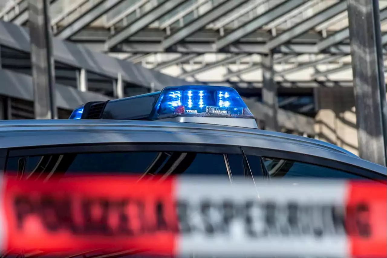 Unbekannte stoßen Mann vom Parkdeck die Tiefe