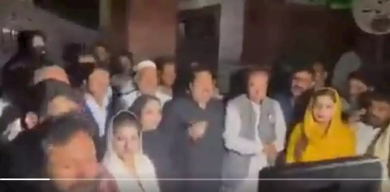 پی ٹی آئی اور ق لیگ کے 186 ایم پی ایز سپریم کورٹ لاہور رجسٹری پہنچ گئے