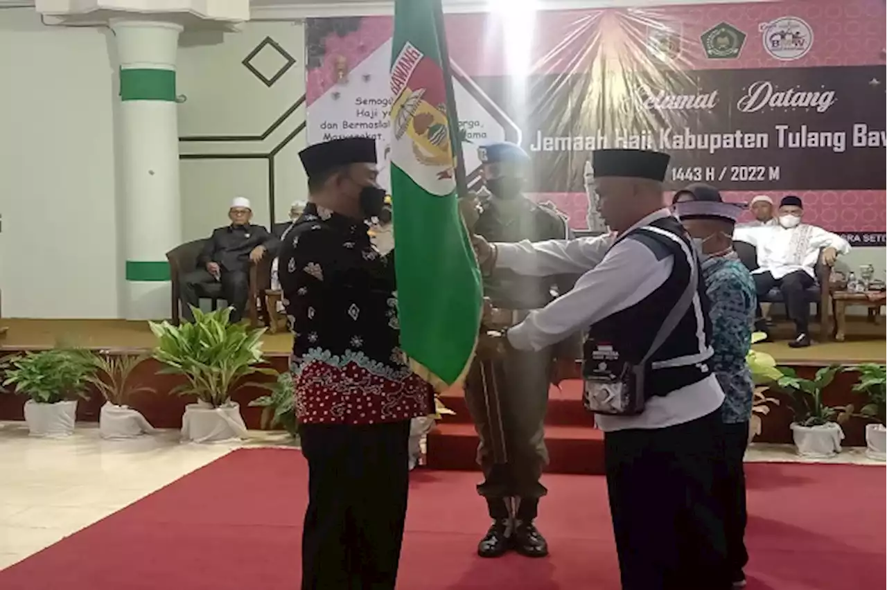 Bupati Tulang Bawang yang Diwakilkan oleh Sekretaris Daerah Sambut 122 Jamaah Haji