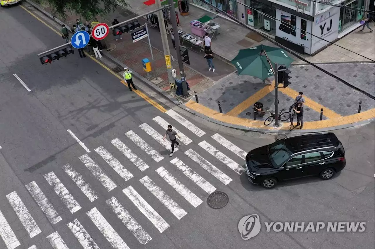 경찰 '교차로 우회전 때 보행자 유무로 정지 여부 판단해야' | 연합뉴스