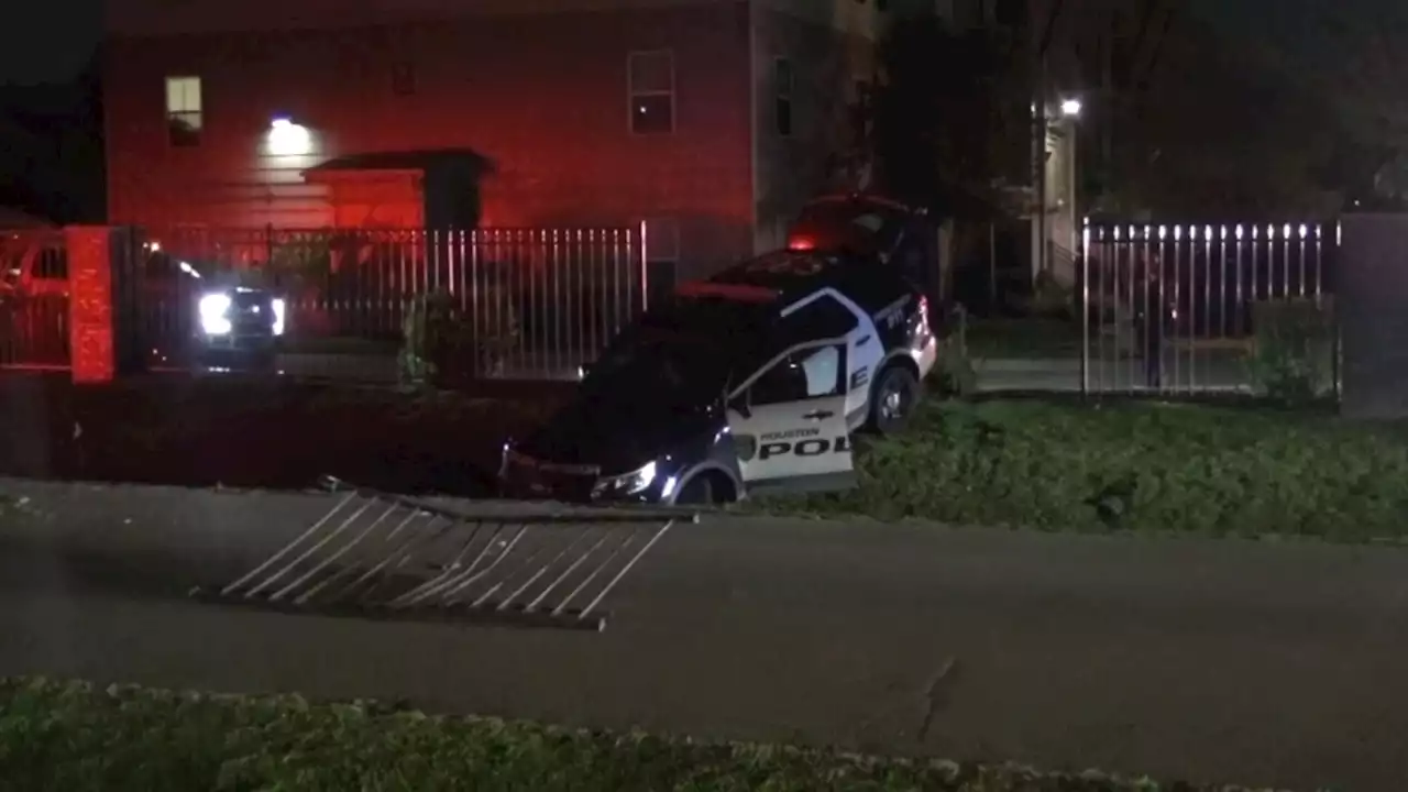 Houston police officer injured after car chase ends in crash, 4 suspects in custody, police say