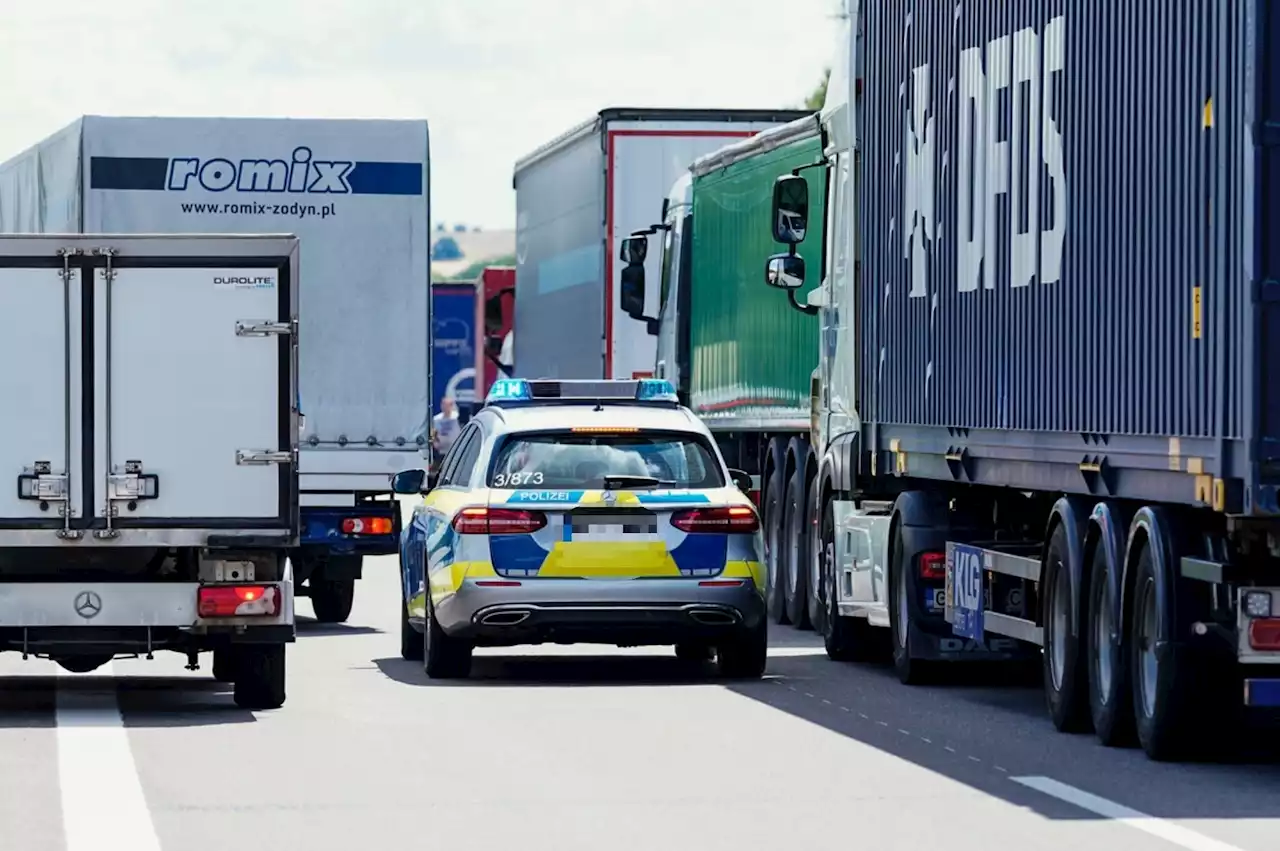 Autofahrer fährt durch Rettungsgasse: Unfall mit Feuerwehr