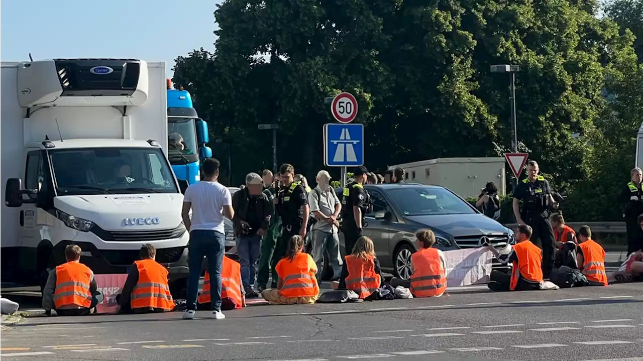 Klima-Kleber haben Hunderte Straßen blockiert