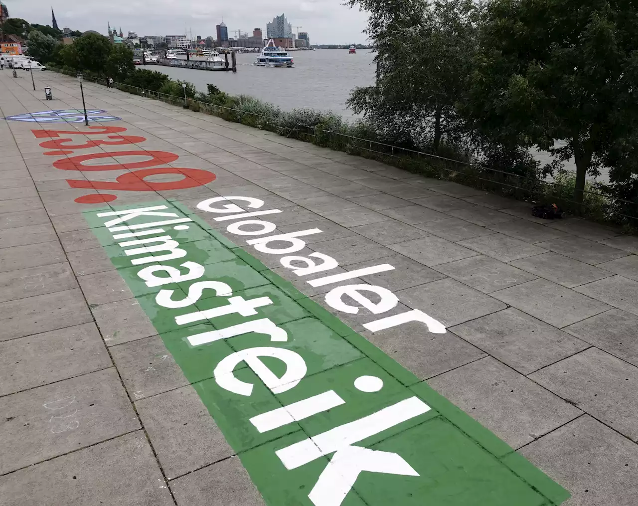 Riesiger Schriftzug am Fischmarkt: Fridays for Future kündigt nächsten Klimastreik an