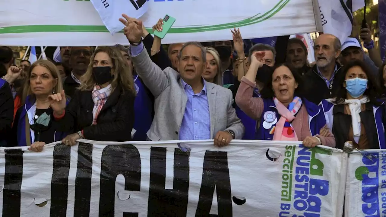 Palazzo dijo que 'no se puede tolerar a los que se enriquecen remarcando ni a los promueven golpes de Estado'. | La Asociación Bancaria anunció su participación en la marcha del 17 de agosto de la CGT