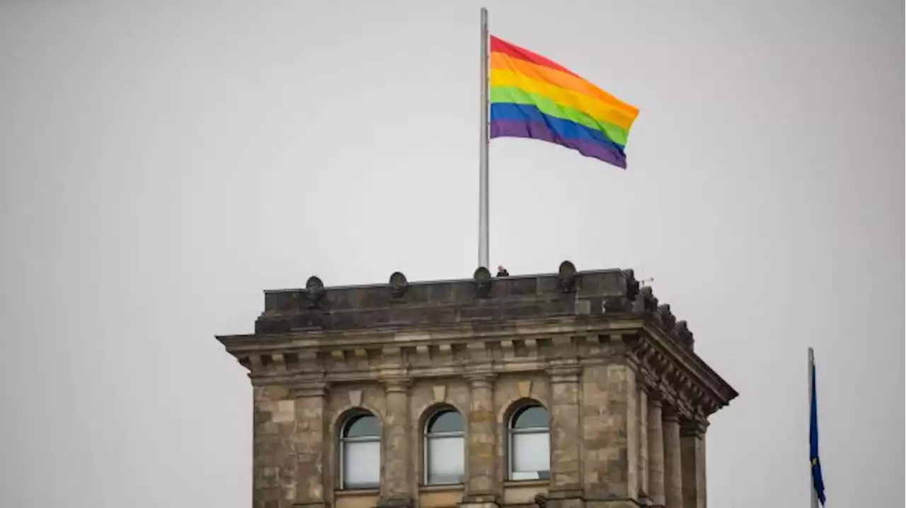 Bundestag hisst erstmals Regenbogenflagge