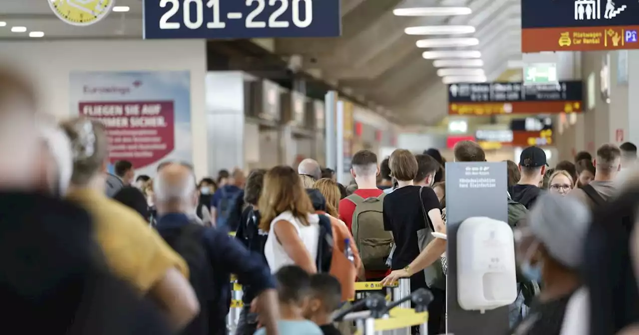 Bis zu vier Stunden Wartezeit: Polizei muss aufgebrachte Passagiere am Airport Köln/Bonn beruhigen