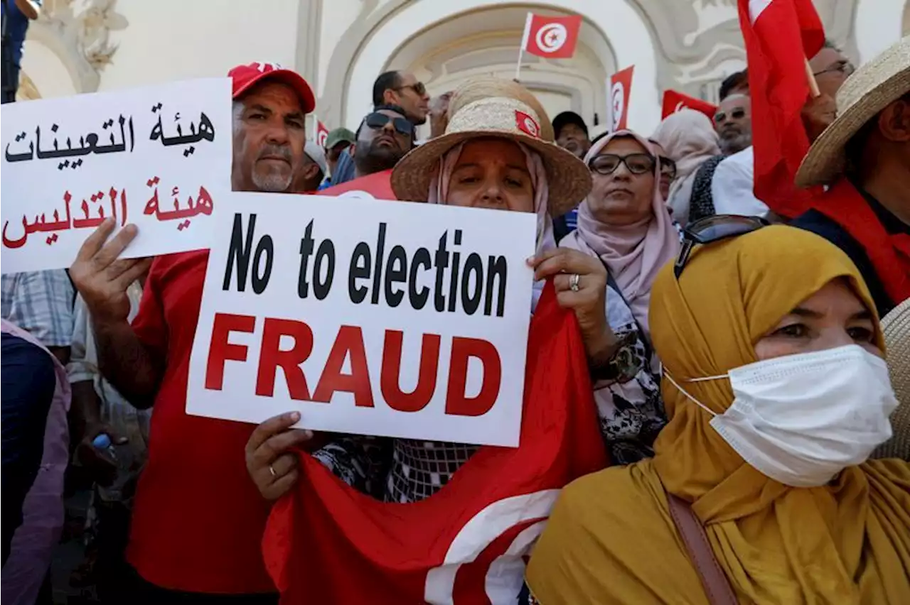 Hundreds protest Tunisian referendum