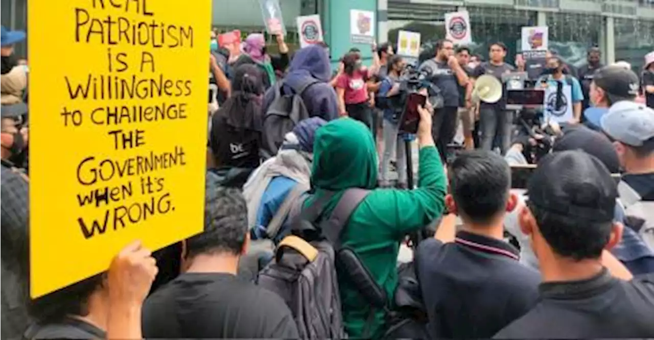 Cops block cost of living protesters from marching to Dataran Merdeka
