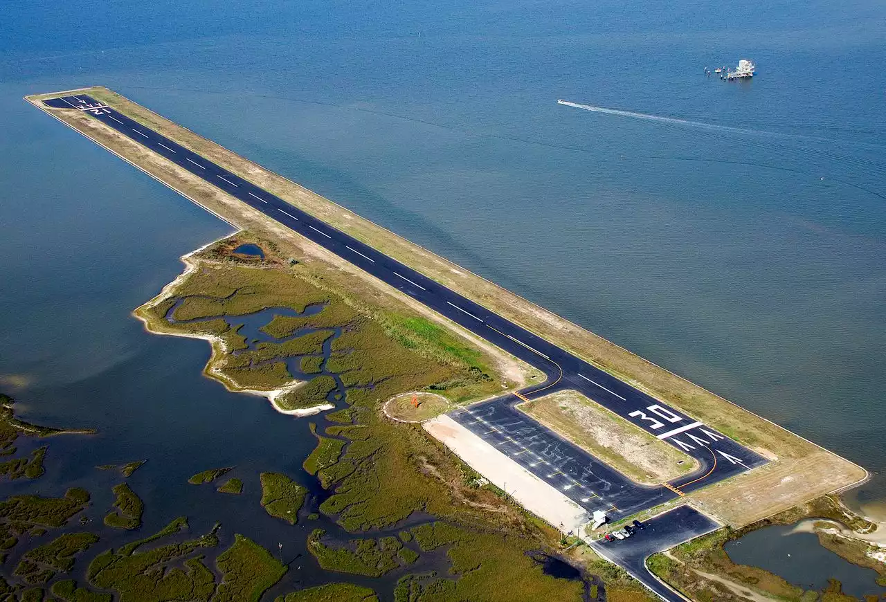 1 killed when boat crashes into Dauphin Island airport runway