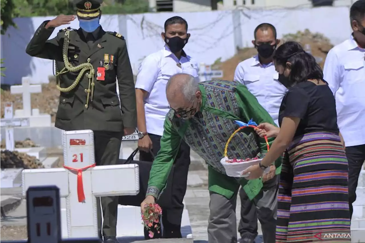 Ramos Horta ziarah ke taman makam pahlawan di Kupang