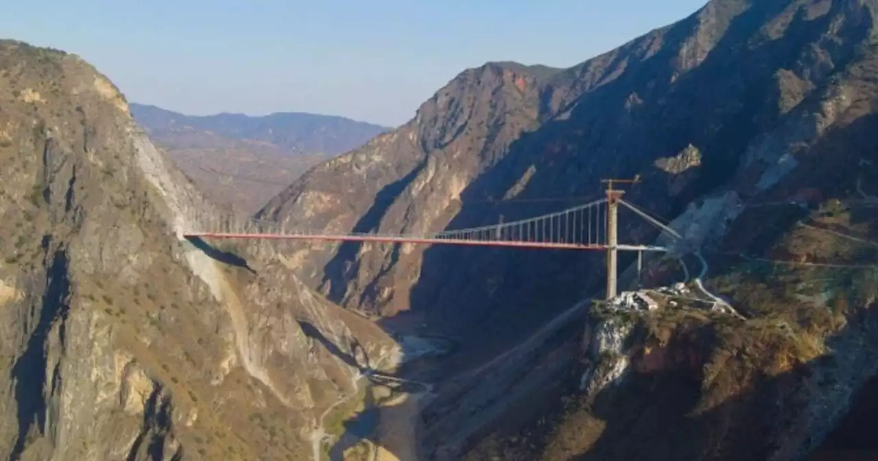 China inaugura un puente colgante que bate récords mundiales