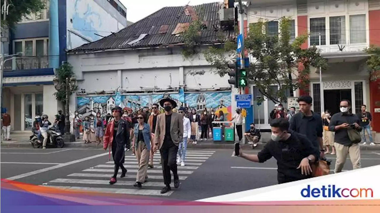 Citayam Fashion Week Ala Tunjungan Bikin Macet, Klakson Saling Bersahutan