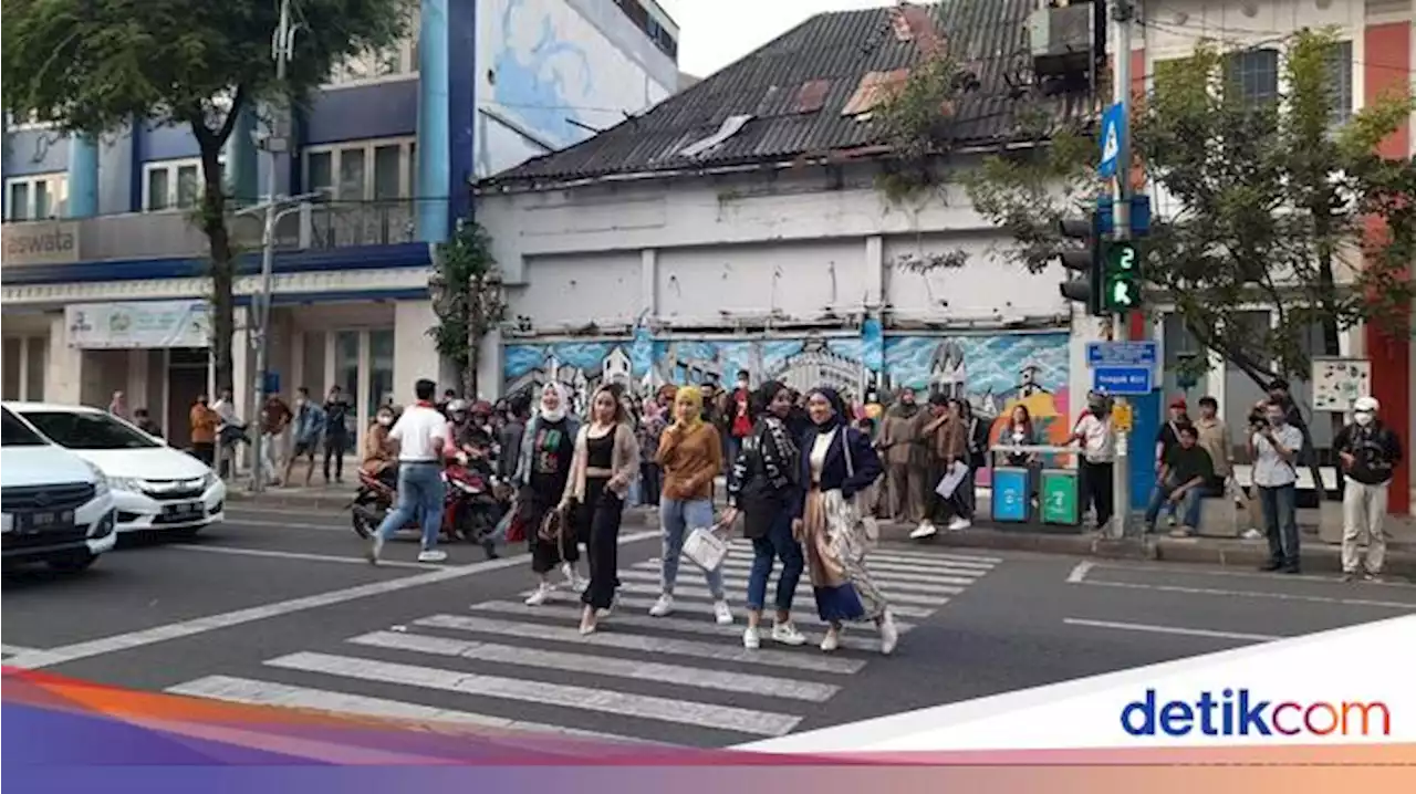 Respons Pengguna Jalan saat Tunjungan Macet gegara Fashion Week