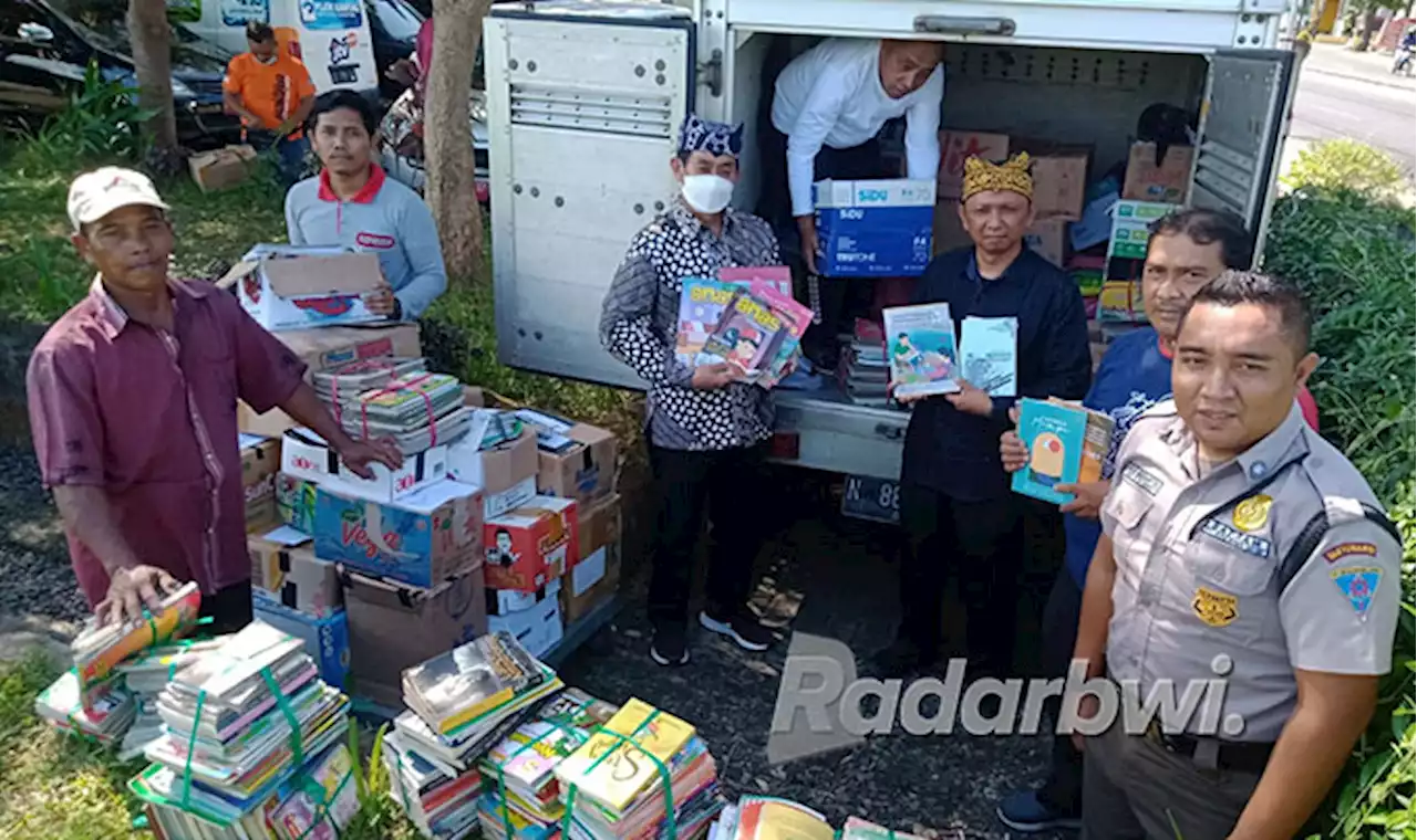 Pak Ratno Bawa Satu Mobil Boks Penuh Buku