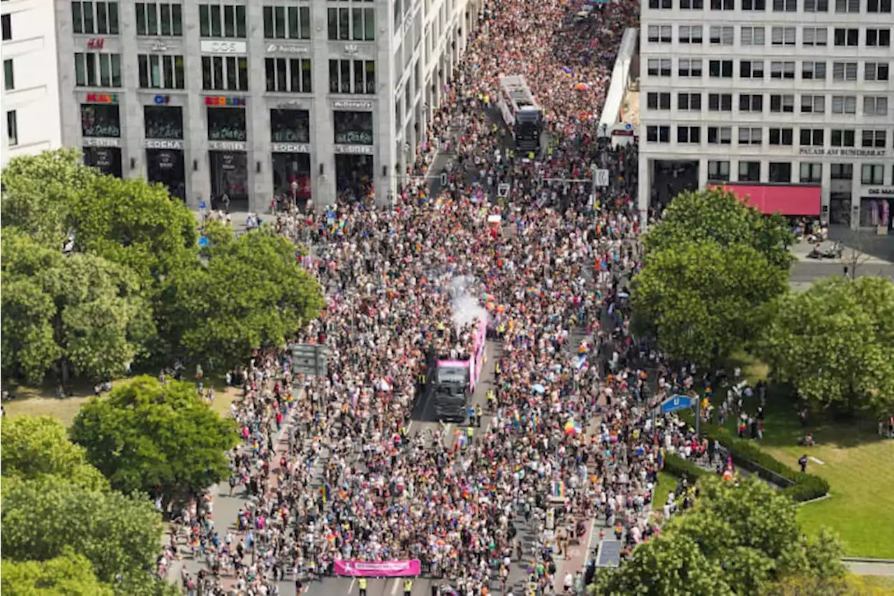 150,000 people march for LGBTQ rights in Berlin