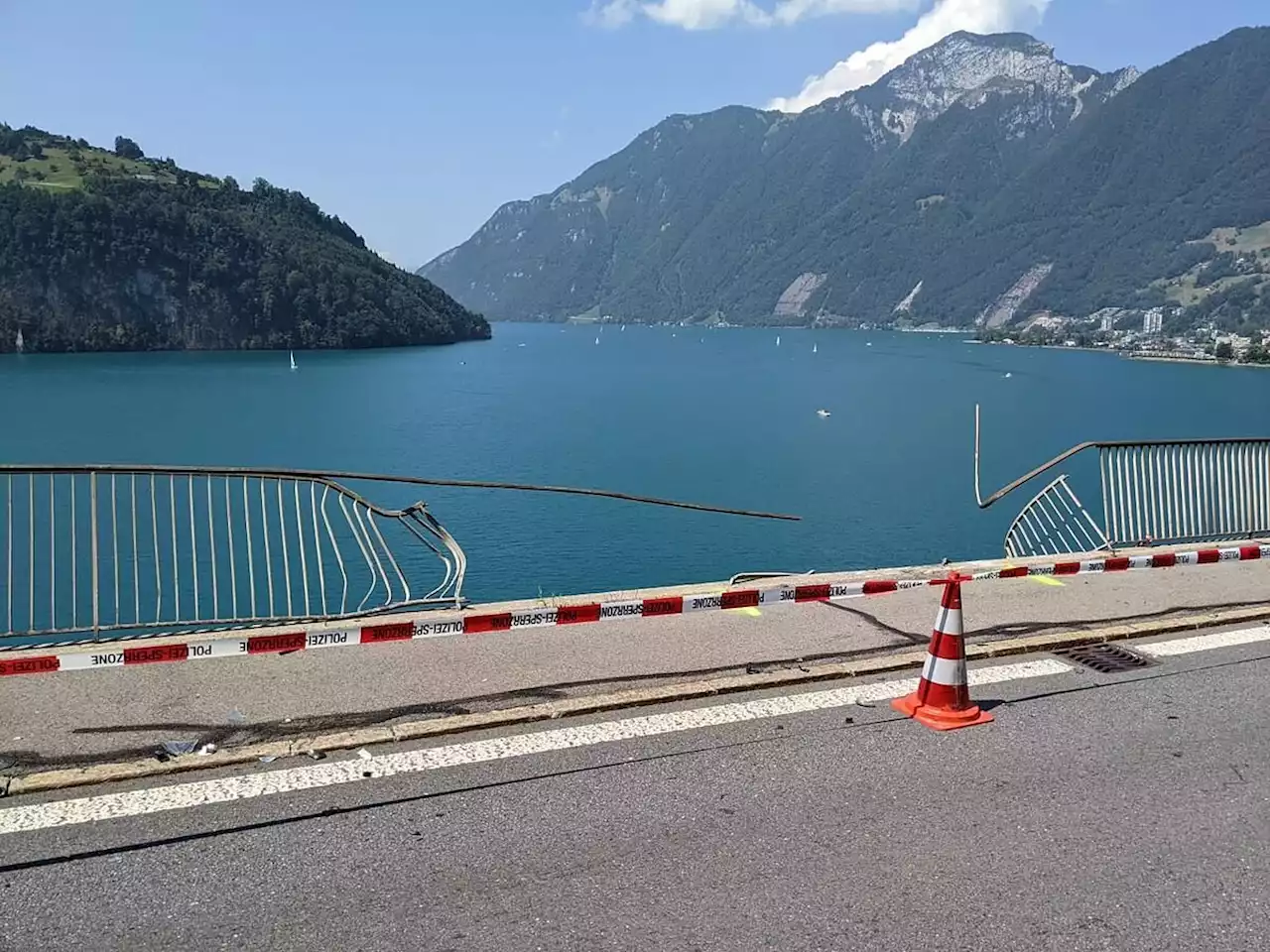 Brunnen: Auto stürzt auf Axenstrasse in den Vierwaldstättersee