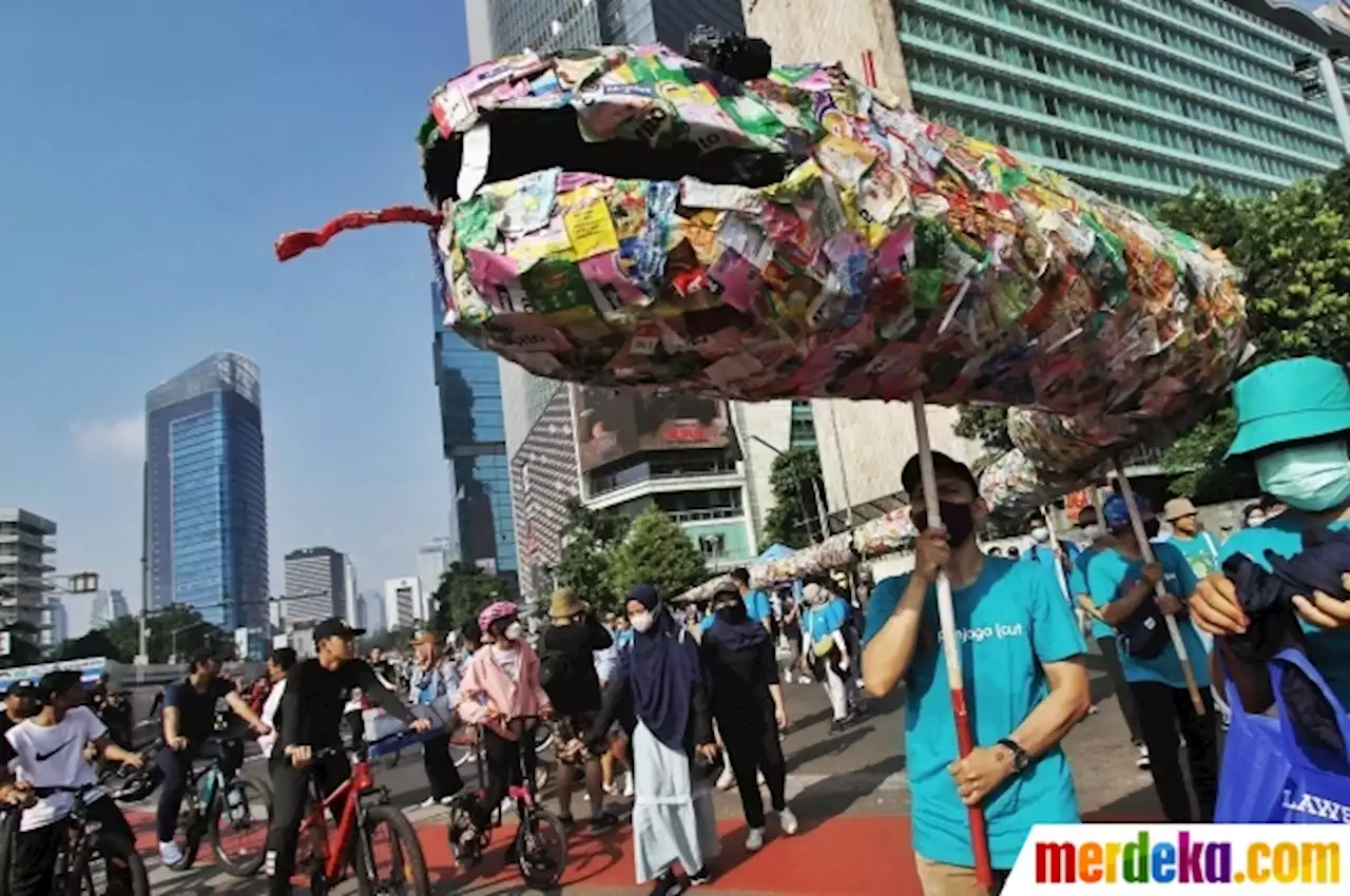 Foto : Ajak Warga Peduli Lingkungan, Ular Sampah Plastik Membentang Saat CFD | merdeka.com