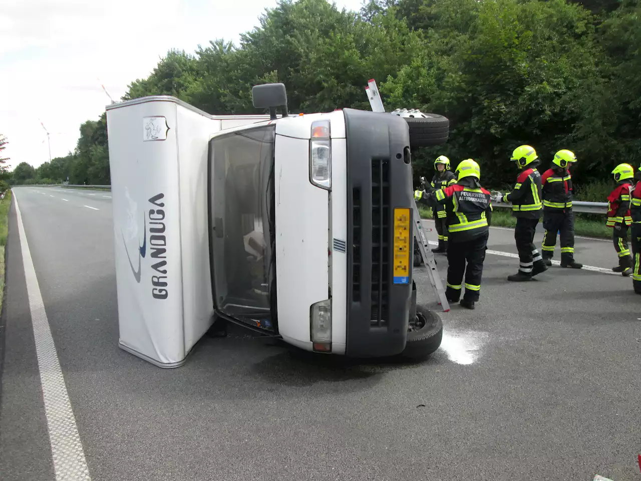 Wohnmobil kippt mitten auf der Autobahn um – zwei Verletzte