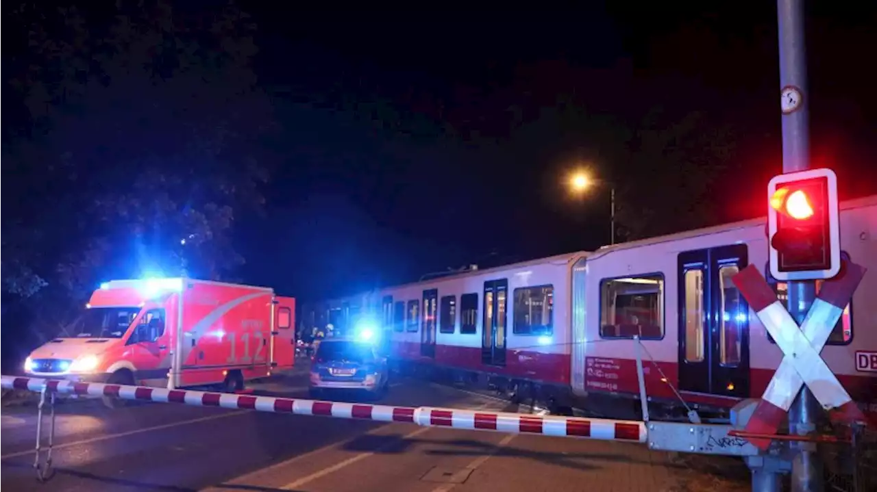 Mann von S-Bahn erfasst und schwer verletzt