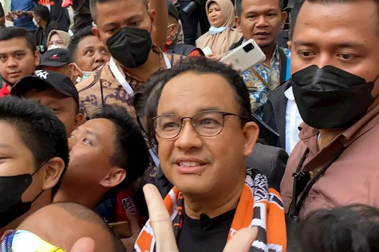 Anies Baswedan Sapa Para The Jakmania di Tribun Jakarta International Stadium - Pikiran-Rakyat.com